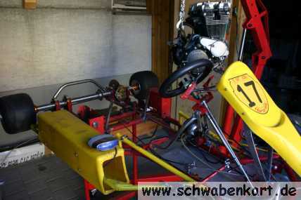 Erst dann kann der Motor an seinen Platz gehoben werden.